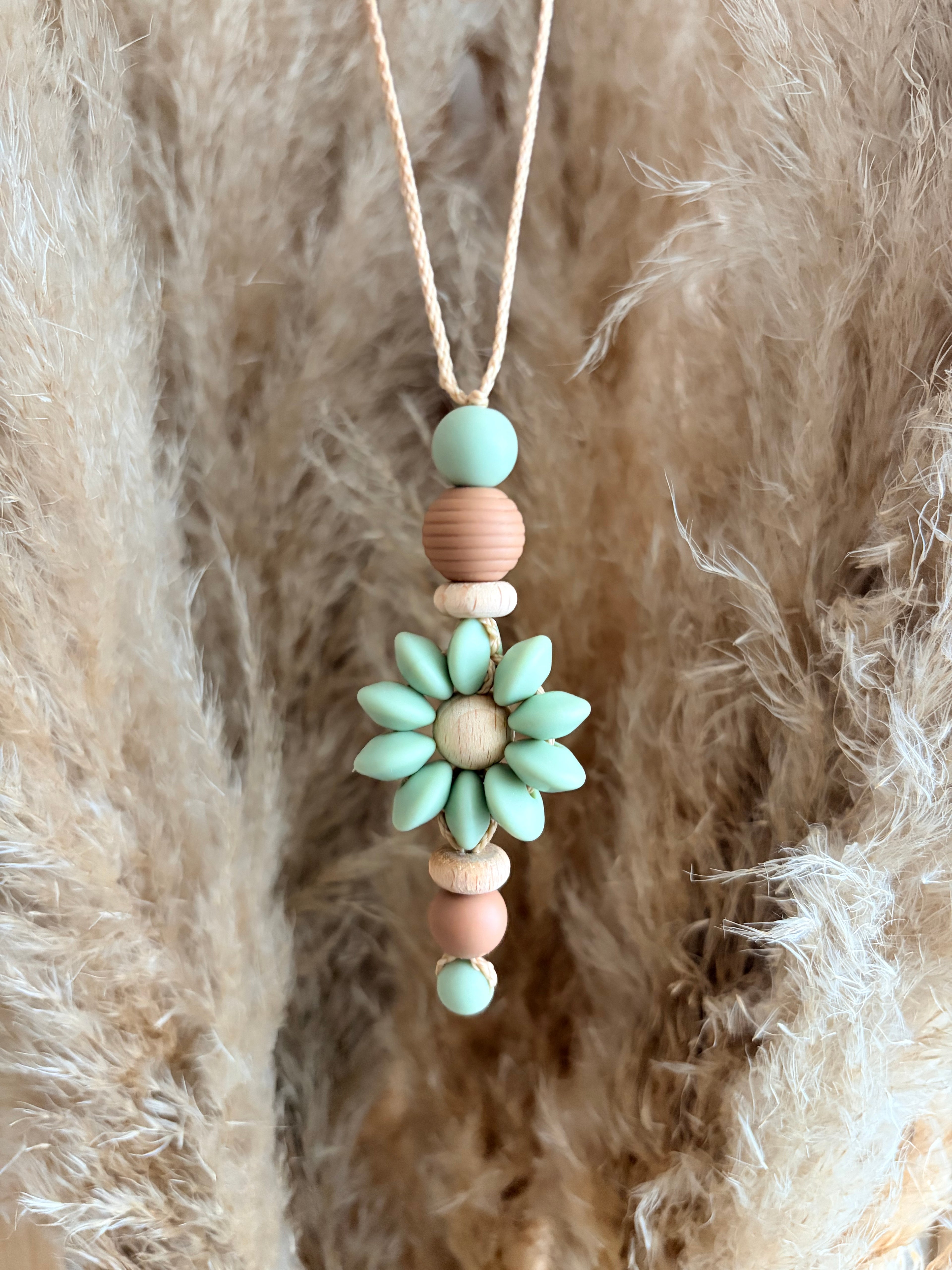 Bijou de voiture florale